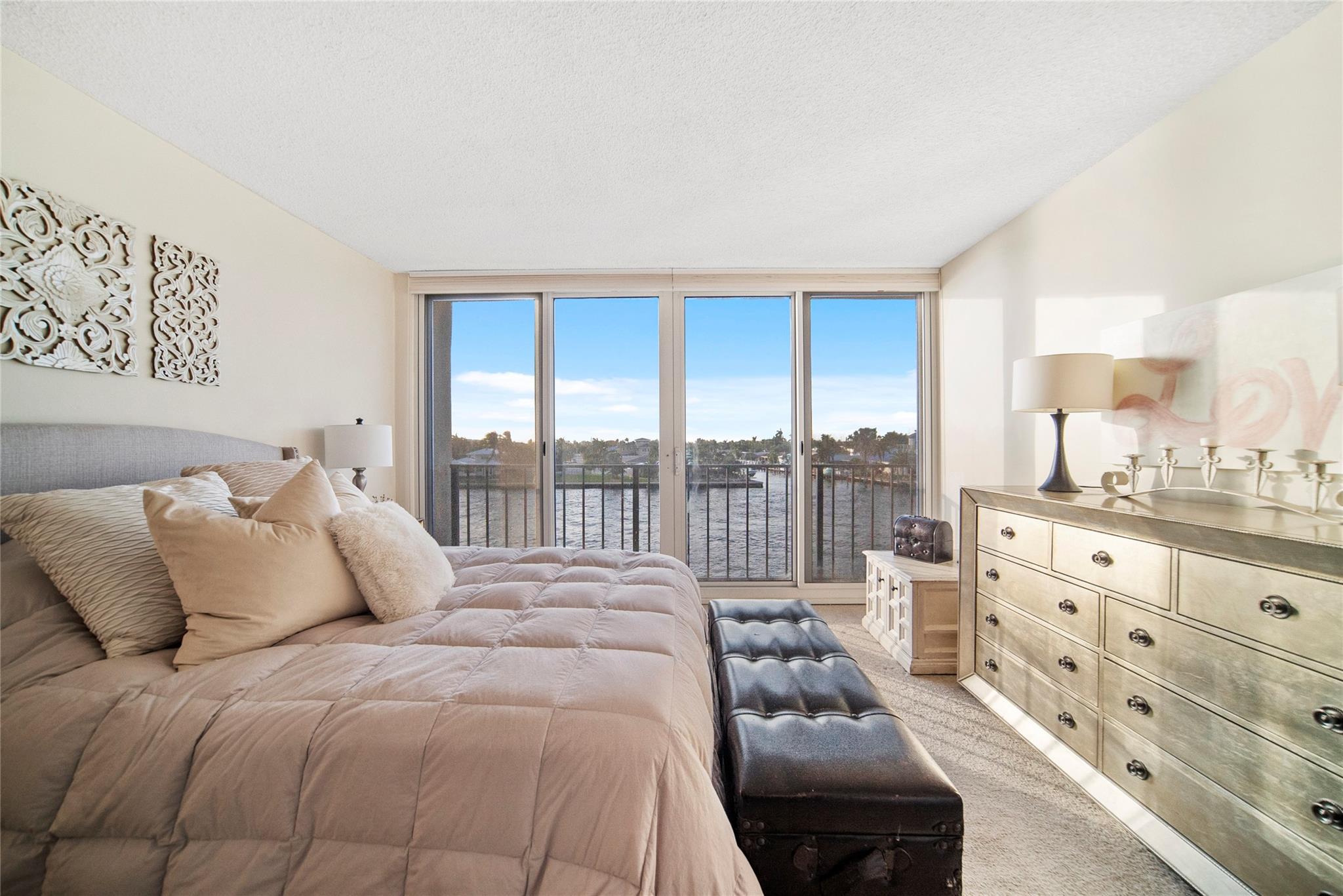 521 N Riverside Drive 304