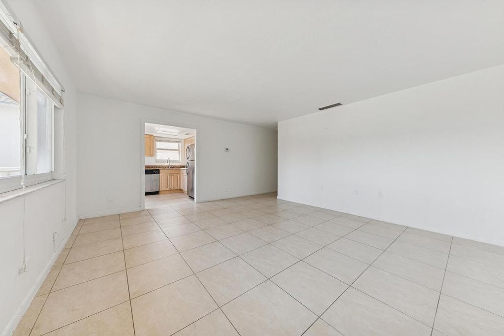 Photo of 1000 NE 9th Avenue #6, Delray Beach, FL 33483 (MLS # R11152361)