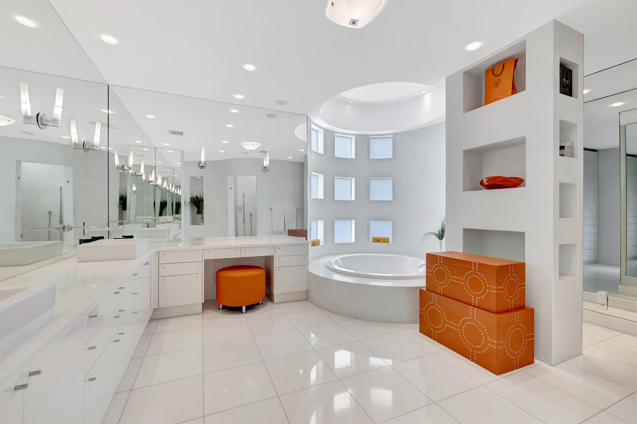 KINGS COURT - Residential