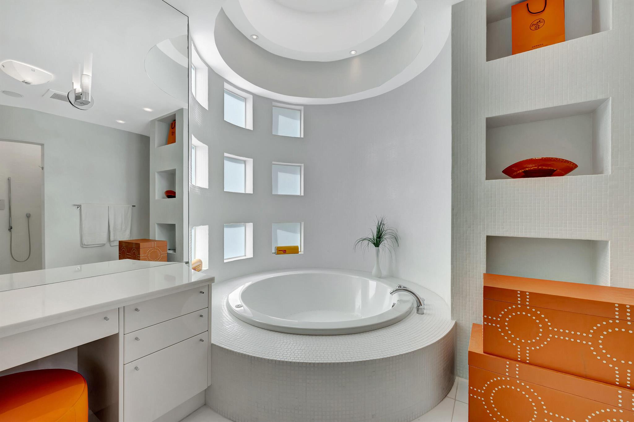 KINGS COURT - Residential