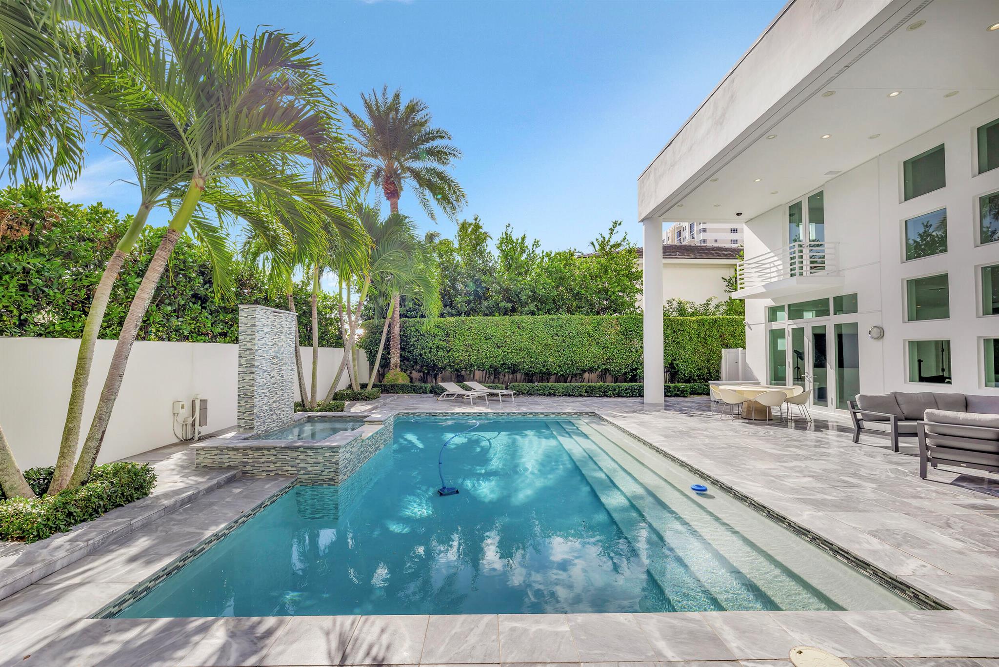 KINGS COURT - Residential