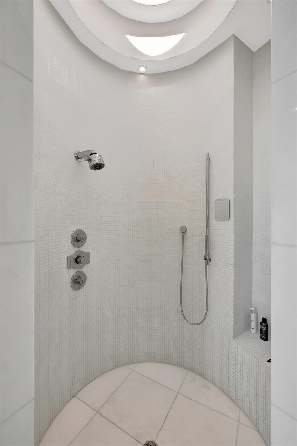 KINGS COURT - Residential