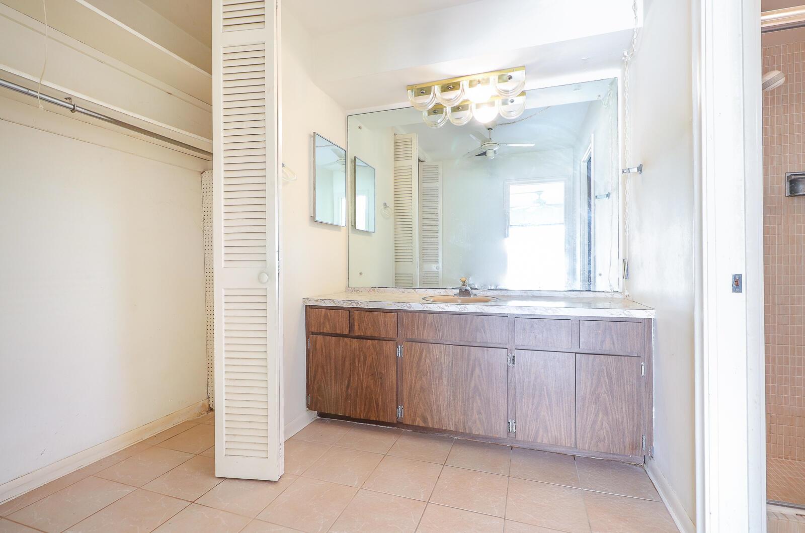 Yacht Harbor Manor - Residential