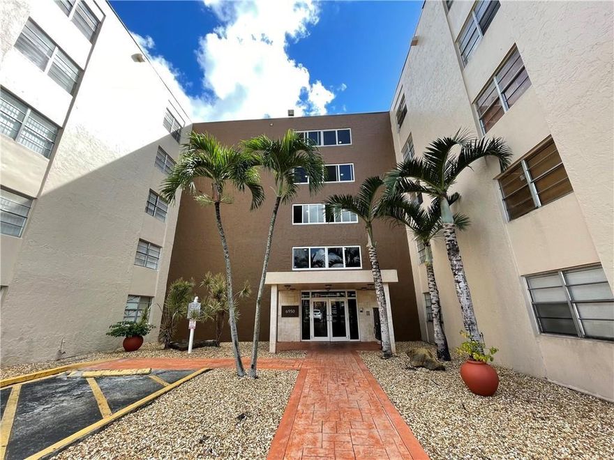 Discover this exceptional two-bedroom, two-bathroom condo  featuring a beautiful updated, open-concept kitchen that is perfect for entertaining. The living and dining areas are complemented by stylish laminate flooring and extend to a charming balcony, offering a nice indoor-outdoor experience.
This property grants access to fantastic community amenities that enhance your lifestyle, including a pool, clubhouse , gym room,  basketball and tennis courts. Great location close to everything!