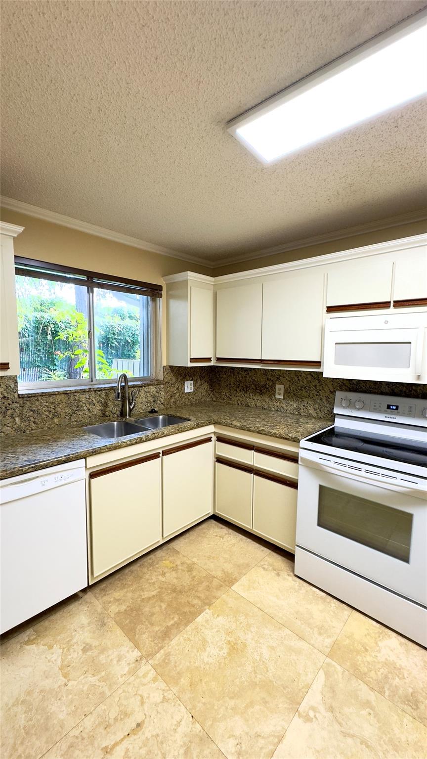 2126 W Discovery Cir
