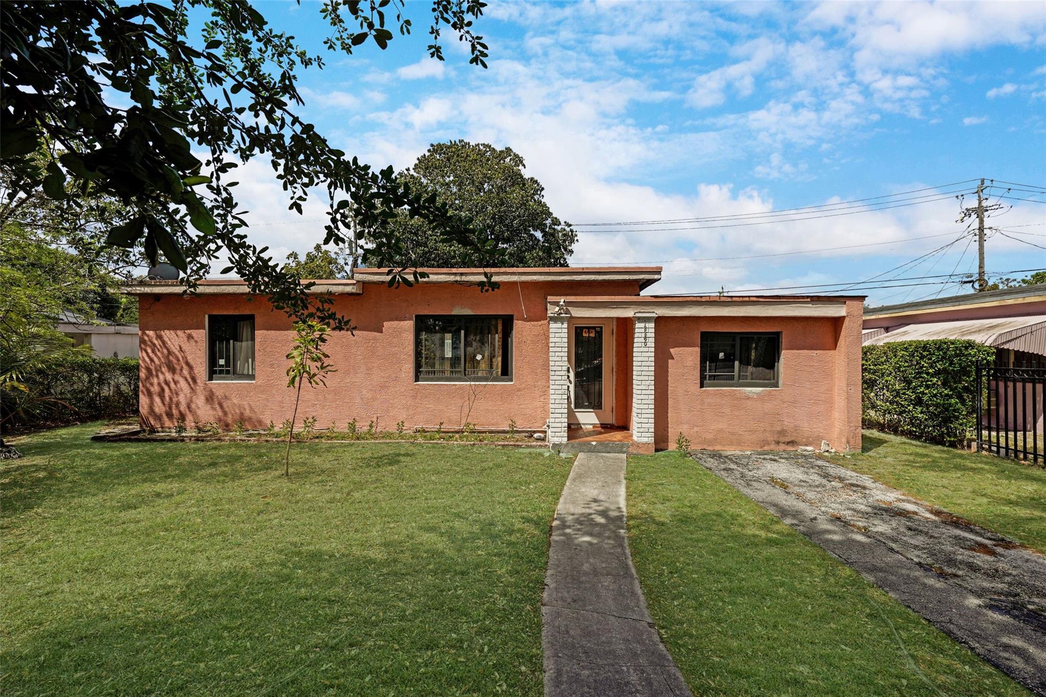 Calling all investors or anyone looking to put their own touch on a new home. The house has three bedrooms and two bathrooms, with an extra room that can be easily converted into a fourth bedroom. The house has impact windows and doors. Very well located, close to all the amazing places in the city... The house needs some love to make it a perfect oasis for a new family. Don't miss this great opportunity!