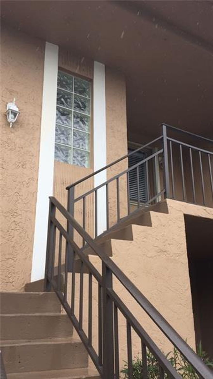 Great 2 Beds and 2 bad unit located in Racquet Club at Bonaventure. Ceramic title all throughout, accordion Hurricane shutters, located in front of the community pool. Proximit to great schools, restaurants, supermarkets and more. Great potential in this unit 2 beds, 2 baths located in Weston.