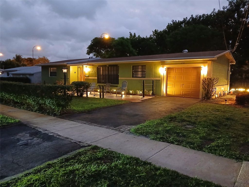 Photo of 4712 NW 1st Street, Plantation, FL 33317 (MLS # F10528093)