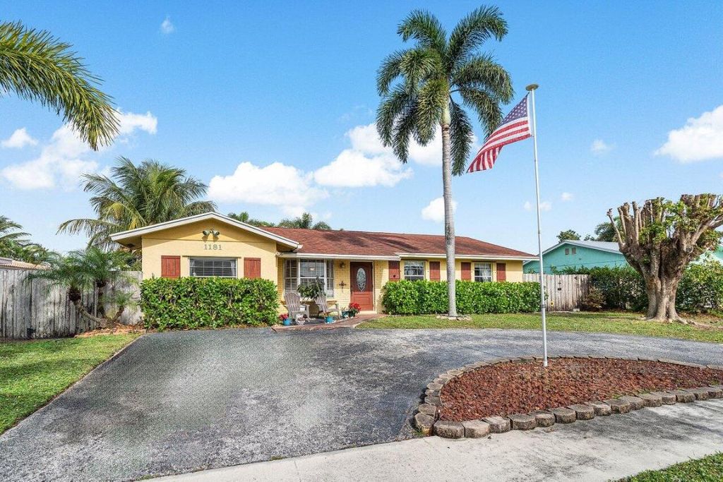 Photo of 1181 SW 24th Avenue, Boynton Beach, FL 33426 (MLS # R11048989)