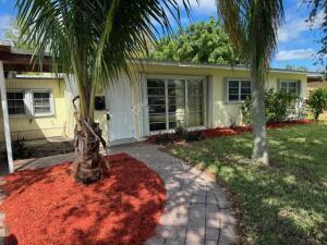 Seasonal or annual rental. 3 bedroom 2 bath with fenced in back yard. Pets permitted. Terrazzo floors. Home is turn key. 2 bedrooms with queen size beds 1 bedroom with 2 singles which can be turned into a king bed. Just bring your toothbrush. Car in driveway stays.