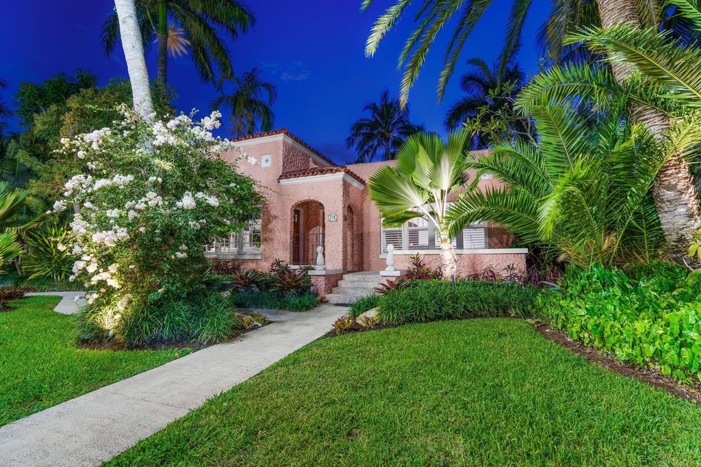 Photo of 714 NE 2nd Avenue, Delray Beach, FL 33444 (MLS # R10871474)