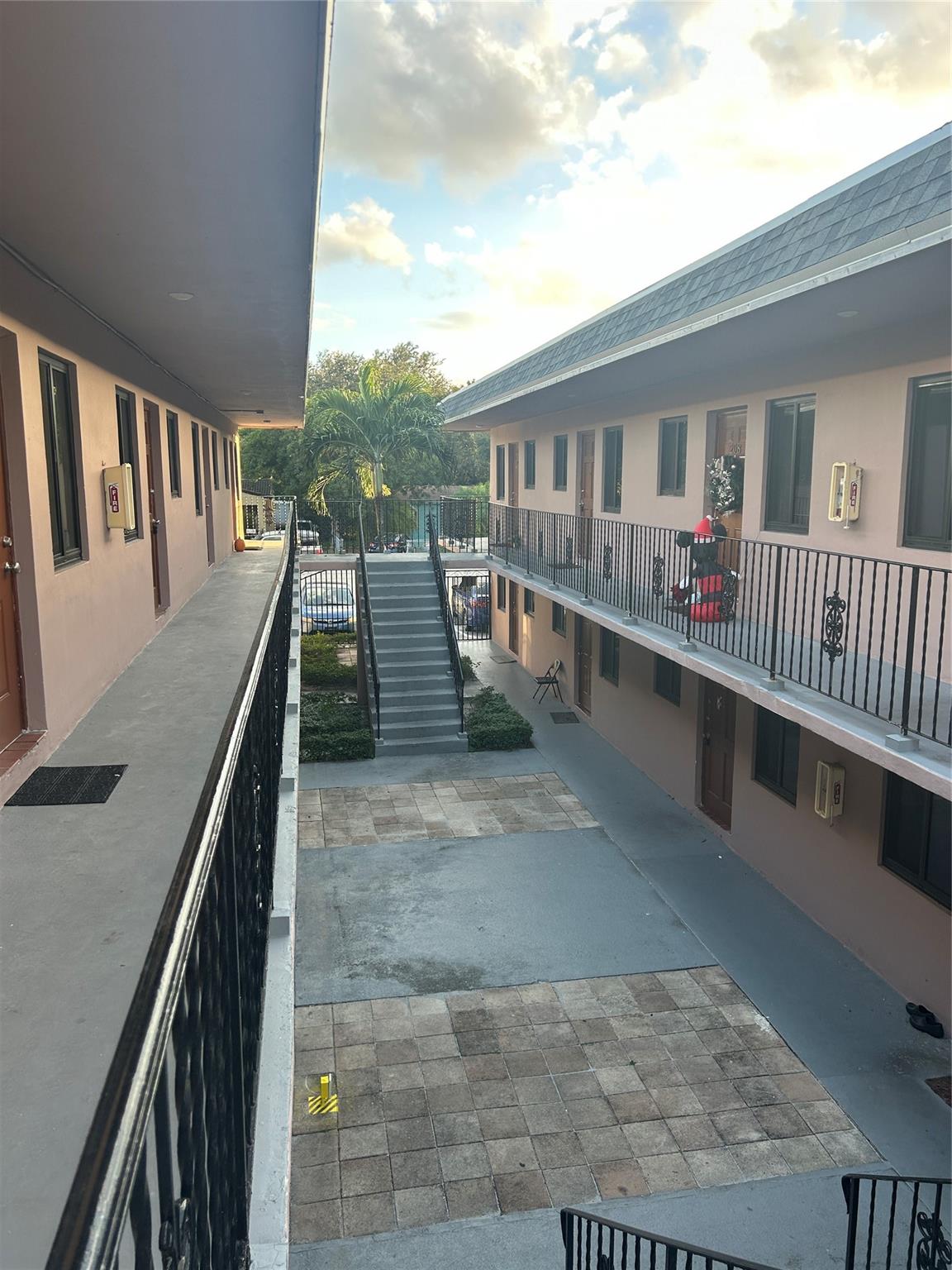 Hollywood Park 4-19 B - Residential Lease