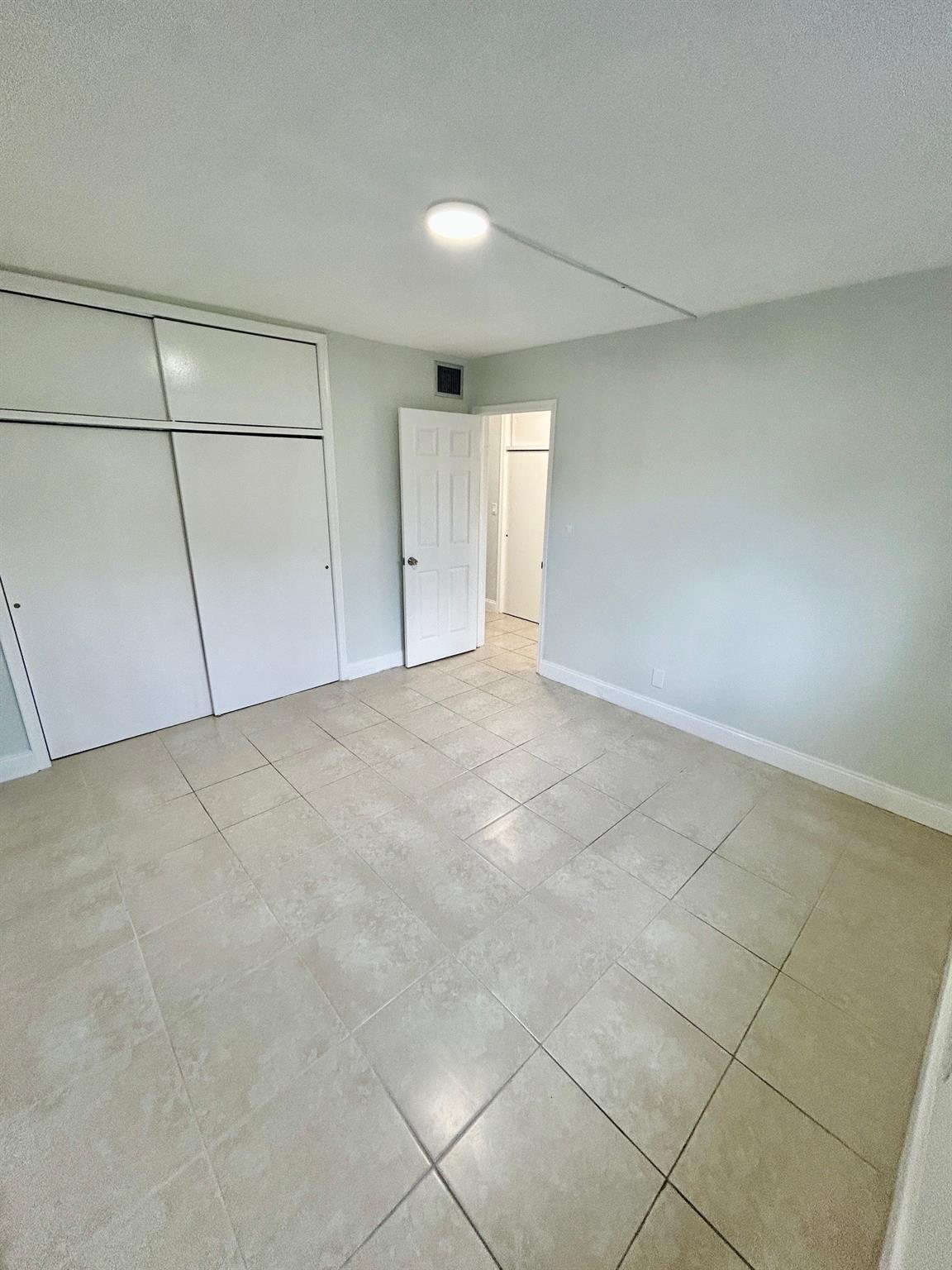 Hollywood Park 4-19 B - Residential Lease