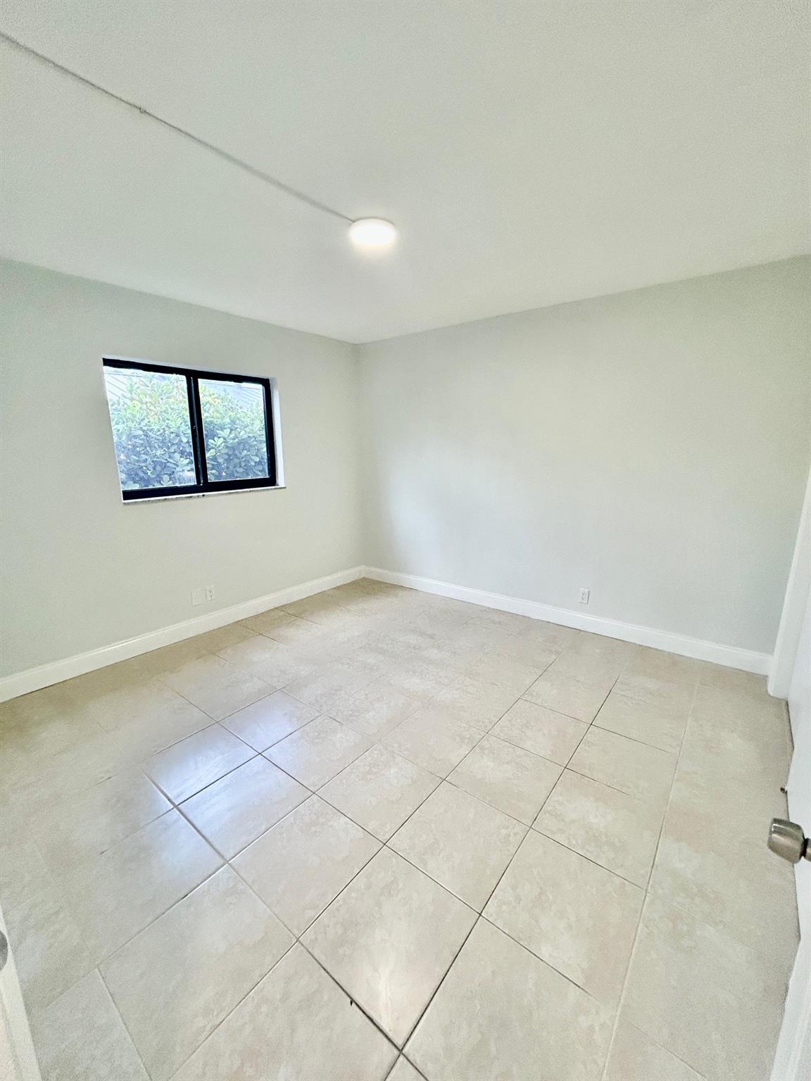 Hollywood Park 4-19 B - Residential Lease