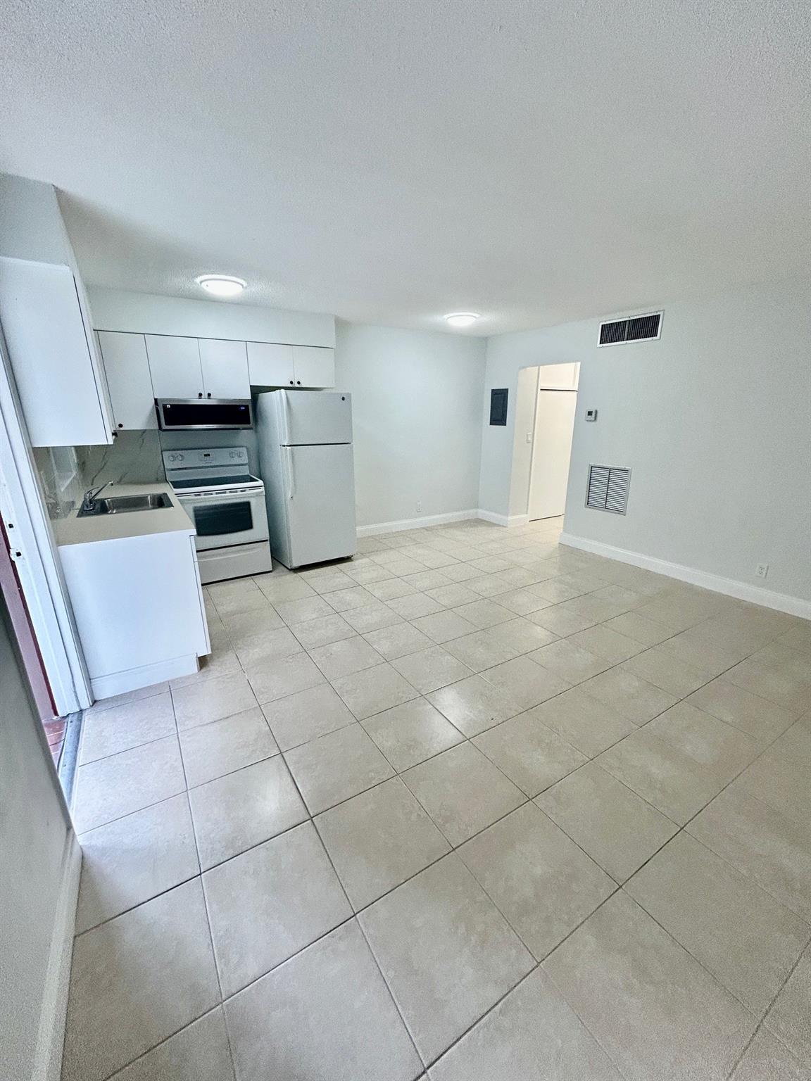 Hollywood Park 4-19 B - Residential Lease