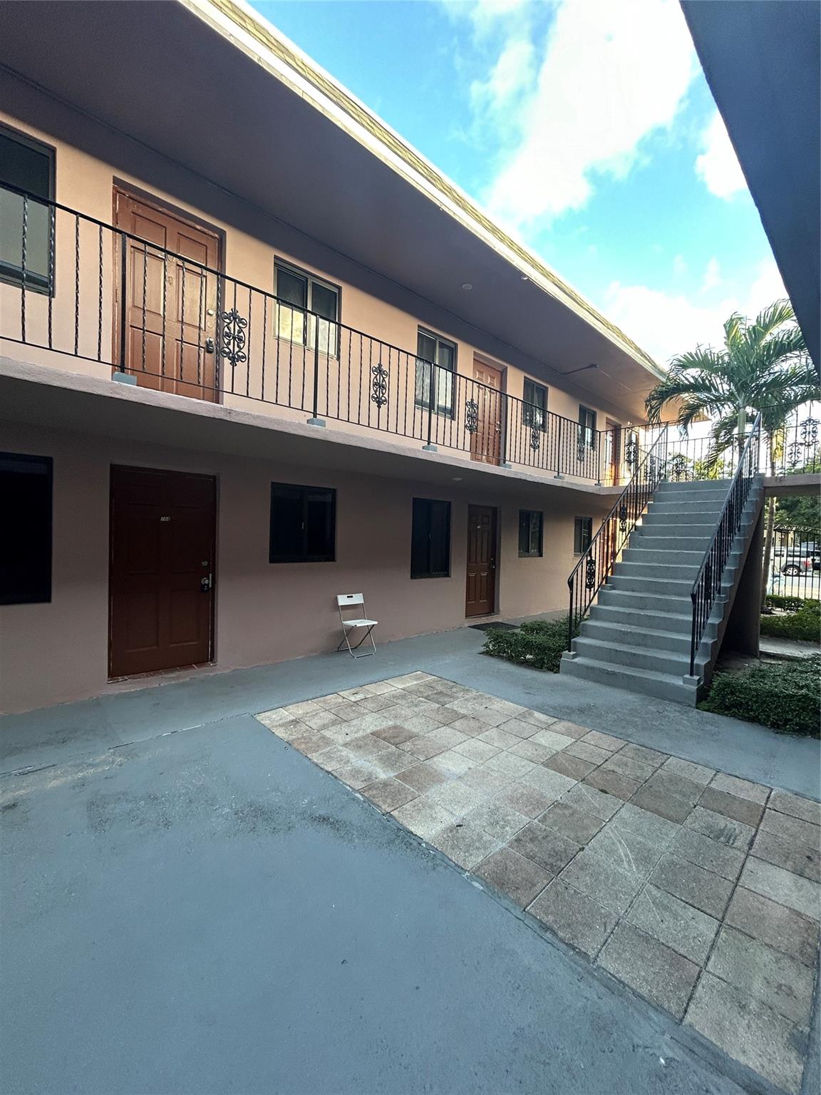 Hollywood Park 4-19 B - Residential Lease