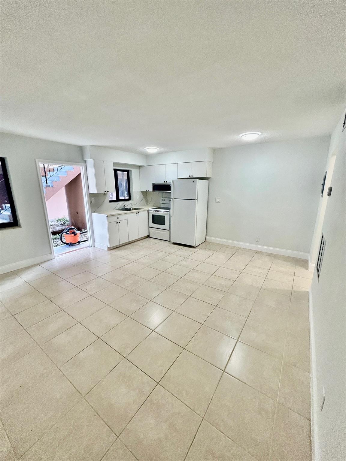 Hollywood Park 4-19 B - Residential Lease