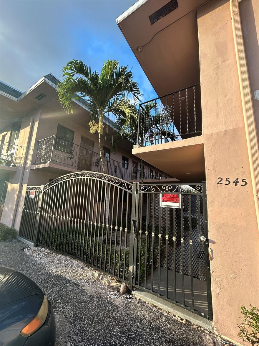 BEAUTIFUL AND UPDATED BIG 1/1 APT WITH NEWER KITCHEN, NEW BATHROOM, AND TILE THROUGHOUT. FENCED COMPLEX WITH LAUNDRY FACILITY AND ASSIGNED PARKING. NEAR SHOPPING SCHOOL AND ONLY 3 MILES FROM THE BEACH. BROKER PLEASE SEE BROKER REMARKS