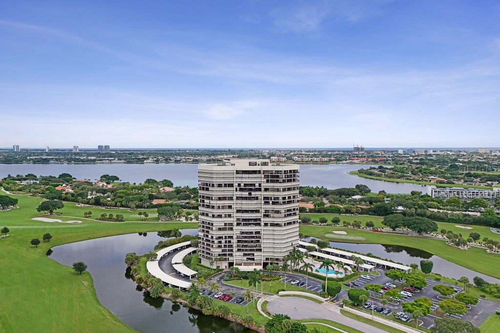 Photo of 1900 CONSULATE Place #604, West Palm Beach, FL 33401 (MLS # B26080331)