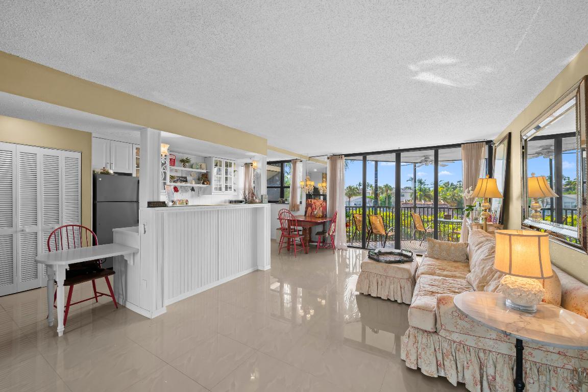 800 Jeffery Street 204