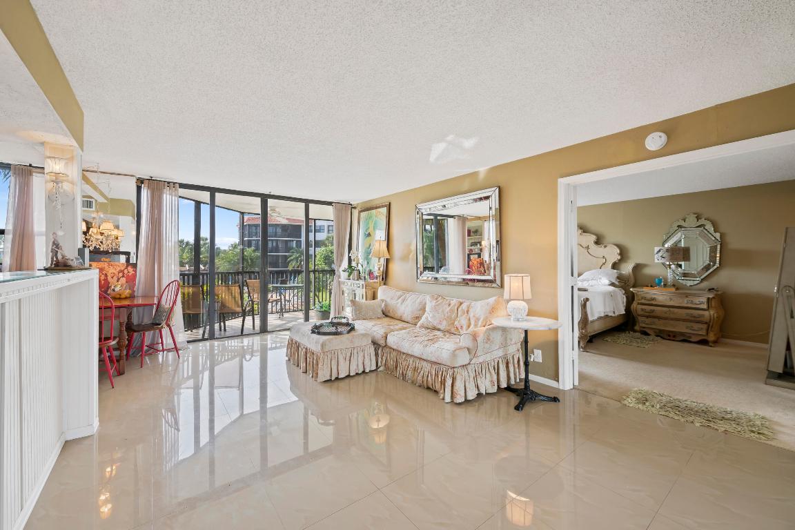 800 Jeffery Street 204