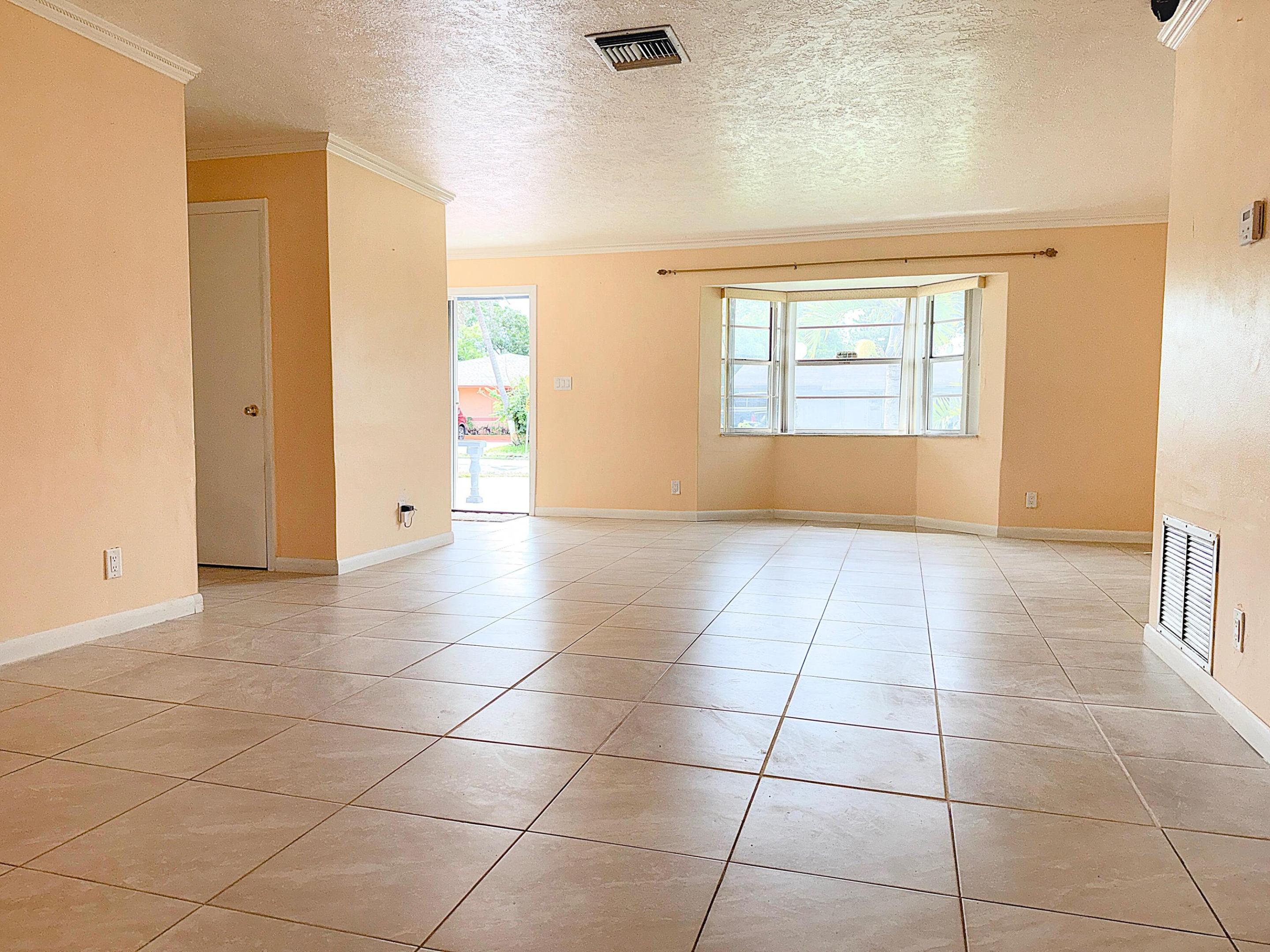 650 SW 28TH Way
