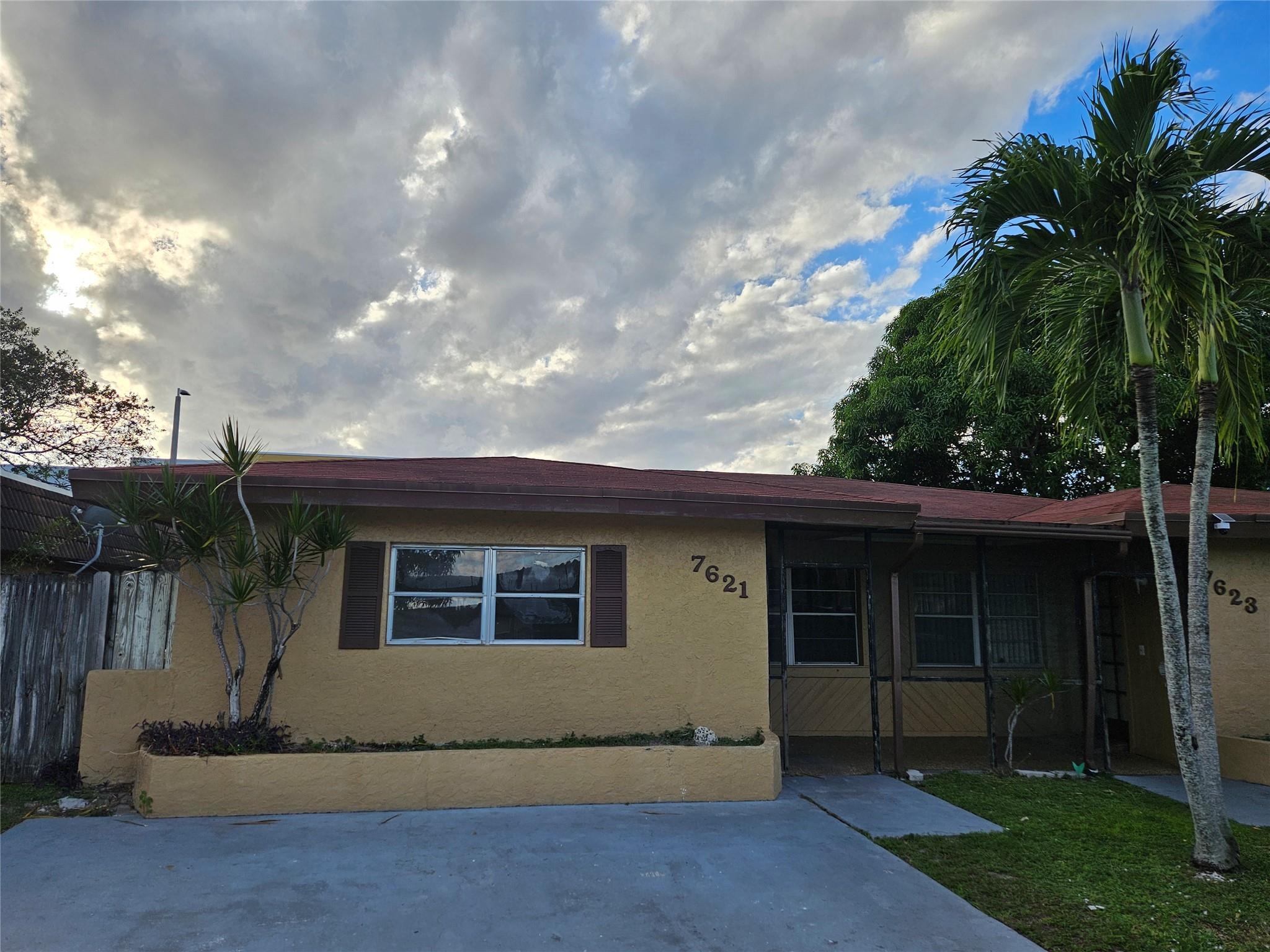 Fully renovated spacious 2/2 duplex, new bathrooms, new kitchen, freshly painted, laundry room with 
washer/dryer and storage space. 
Fenced backyard with screened patio. Close to shopping and major highways. Fast approval for qualified 
applicants.