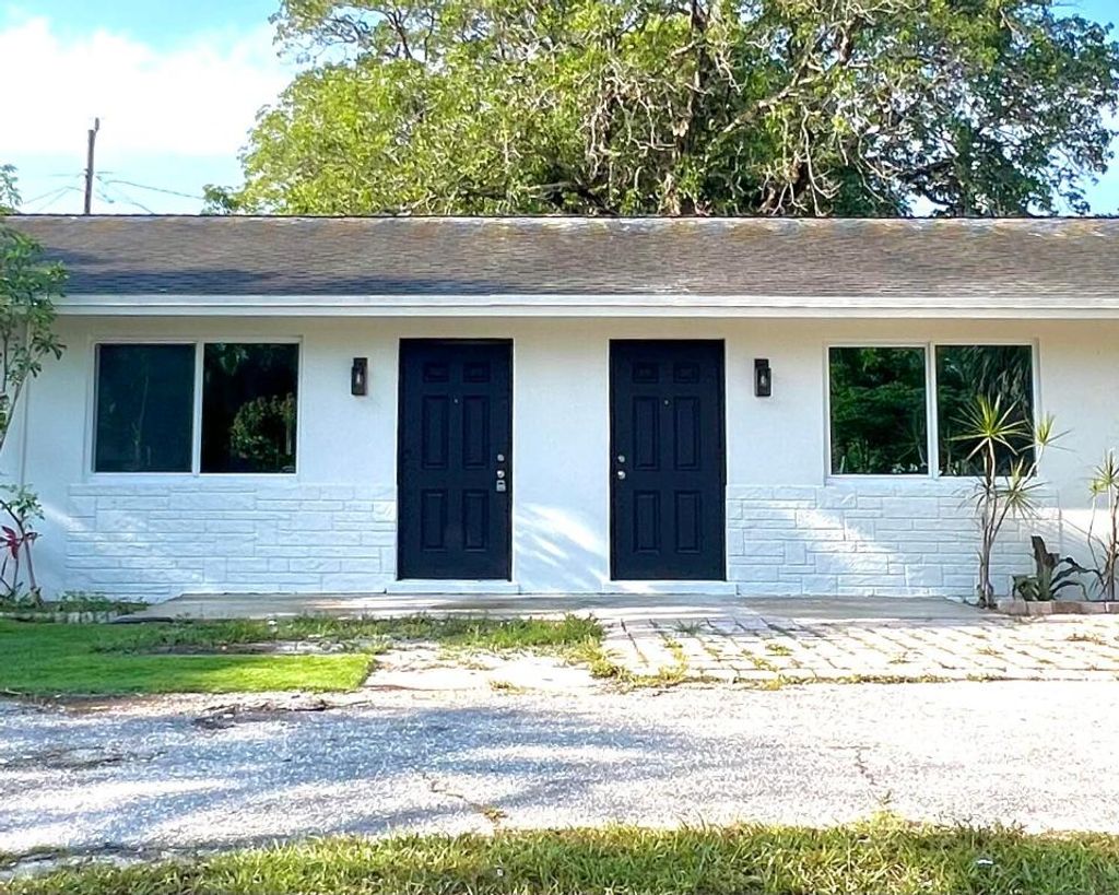 Photo of 804 Northview Drive, Jupiter, FL 33458 (MLS # R10990247)