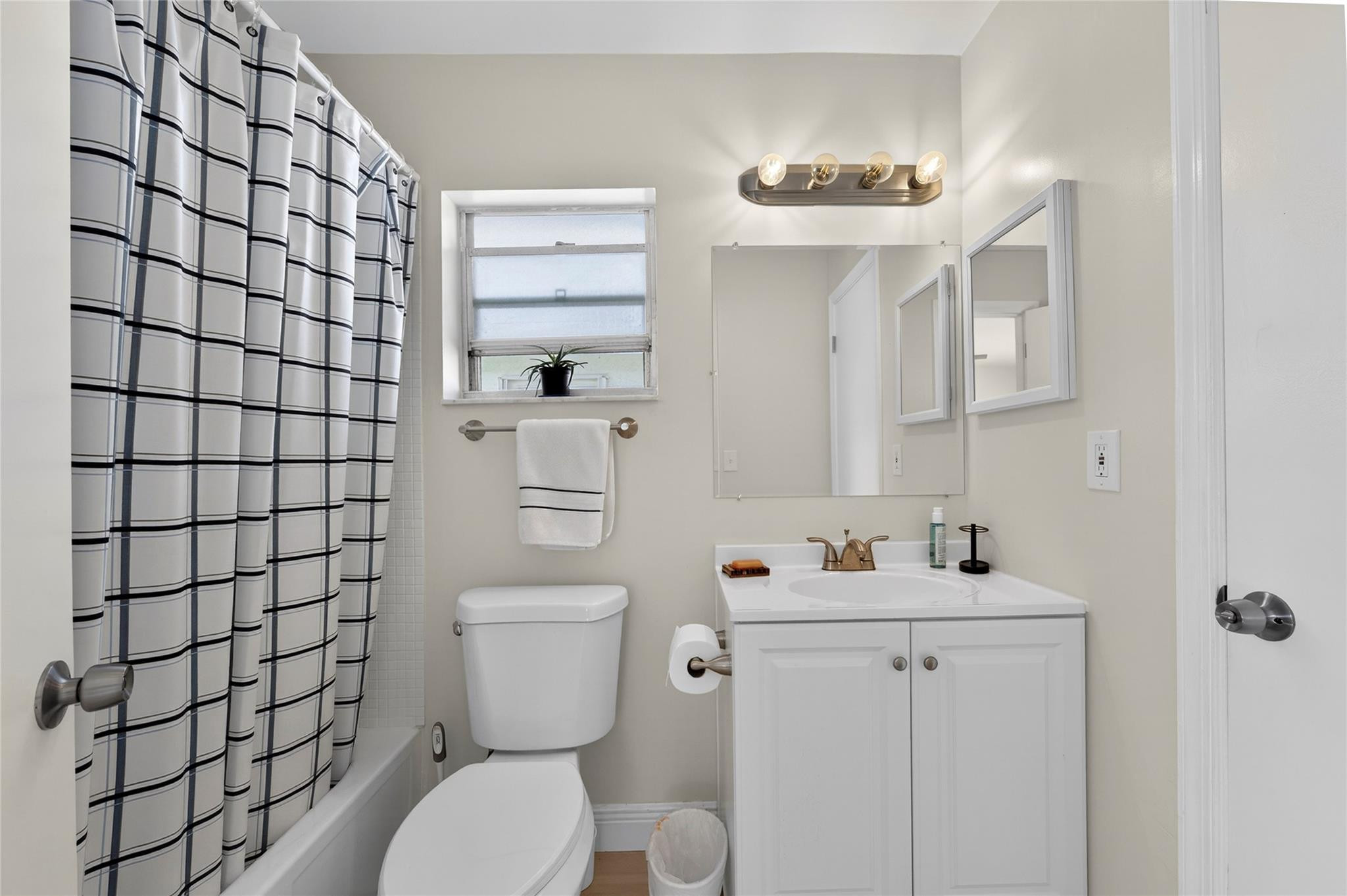 Lauderdale West 3 Sec 83- - Residential