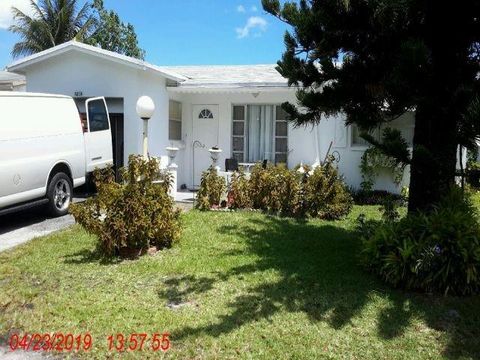 A home in Lauderdale Lakes