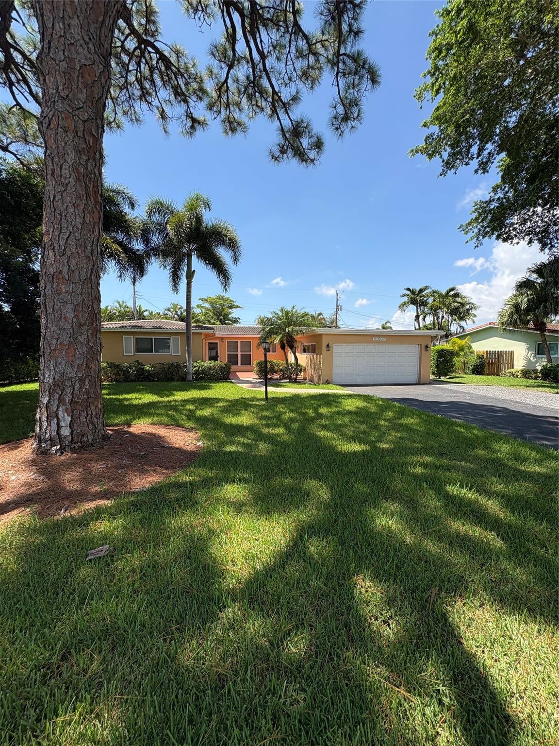 Welcome to your beautifully updated home, perfectly blending comfort, style, and convenience. This spacious 3-bedroom, 2-bath residence features brand-new finishes throughout.
Ideal for professionals, small families, or those seeking a stylish retreat close to it all. Don’t miss out on this rare opportunity—schedule your showing today!
