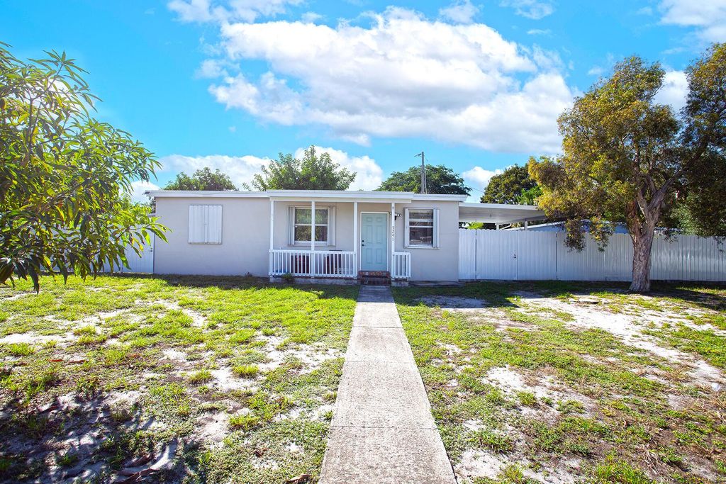 Photo of 5241 NE 16th Terrace E, Pompano Beach, FL 33064 (MLS # R11147940)