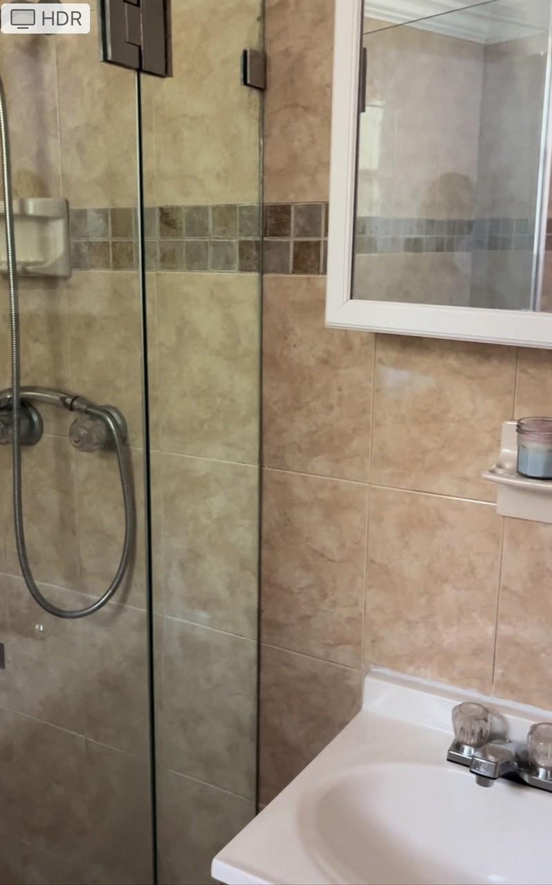 Broward Manor 33-16 B - Residential Lease