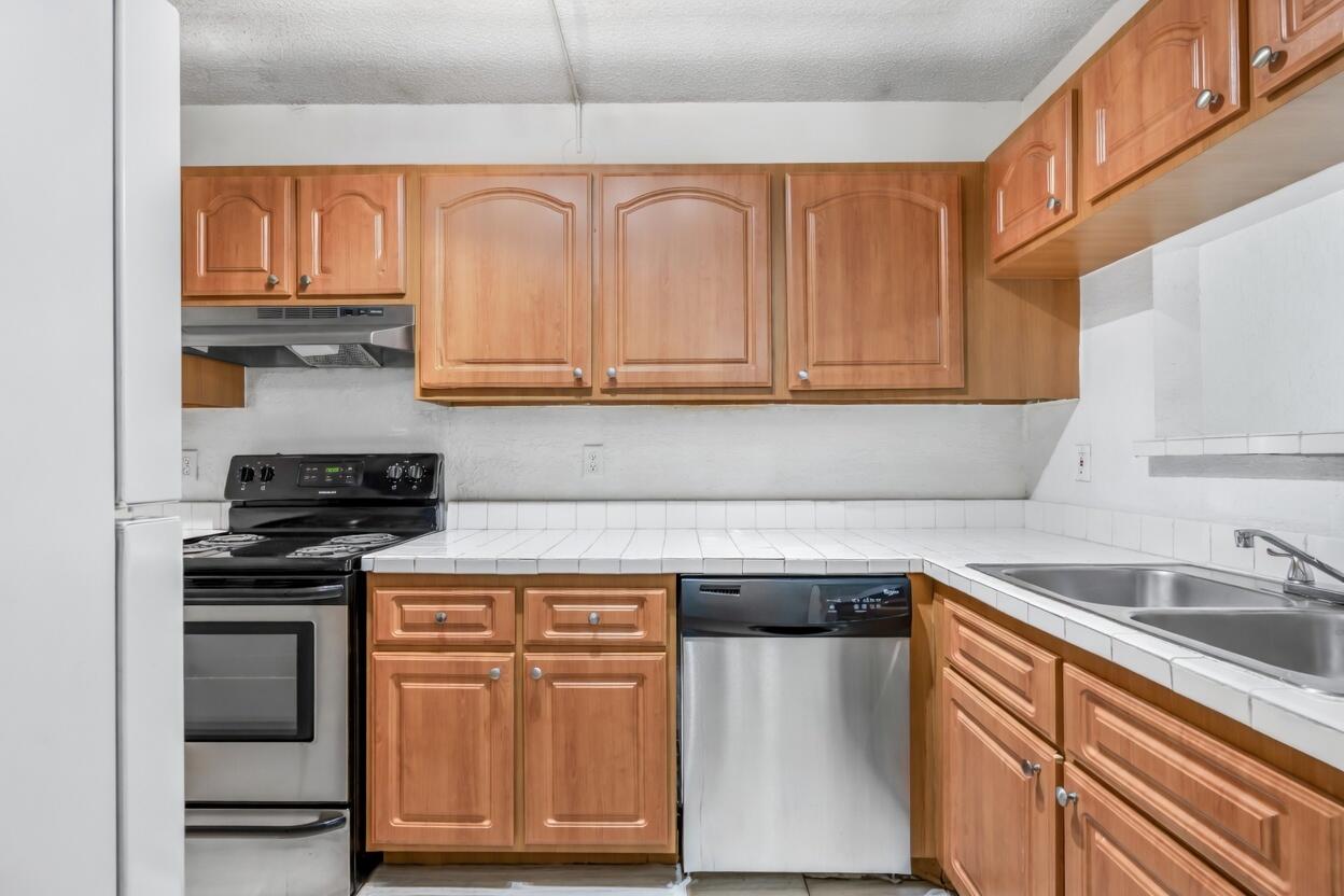 CORAL SPRINGS ESTATE TOWNHOMES - Residential