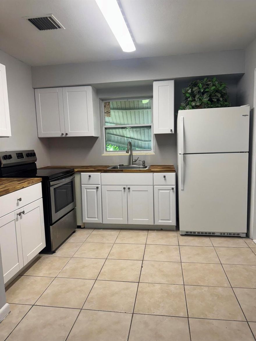 2 BEDROOMS AND 1 BATHROOM SINGLE FAMILY HOME LOCATED NEAR I-95, ABUNDANT SHOPPING AND SCHOOLS. CERAMIC TILE THROUGHTOUT. RECESS LIGHTING. UPGRADED KITCHEN AND BATHROOMS. LARGE BACK YARD. AMPLE PARKING AND STORAGE.