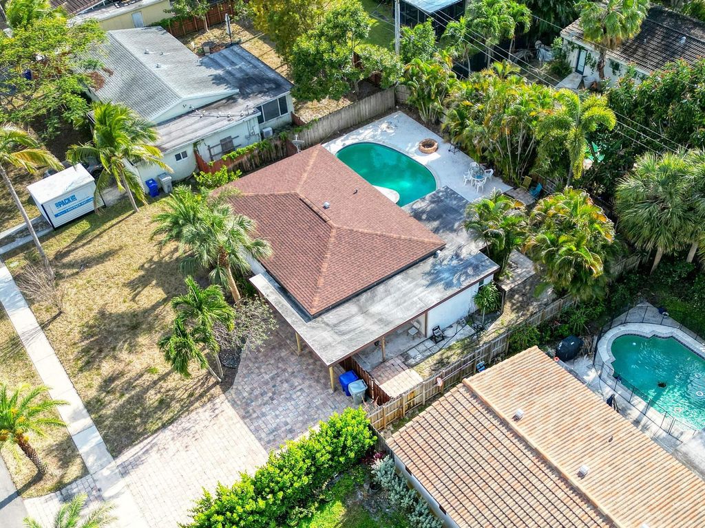 Photo of 1101 SW 1st Avenue, Pompano Beach, FL 33060 (MLS # B26026234)