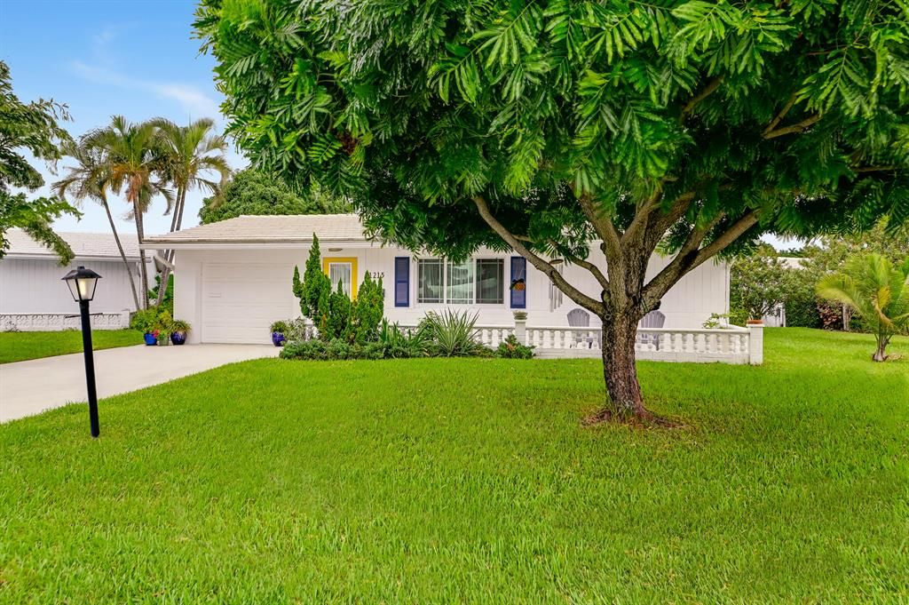 Photo of 1215 SW 22nd Avenue, Boynton Beach, FL 33426 (MLS # R10757301)