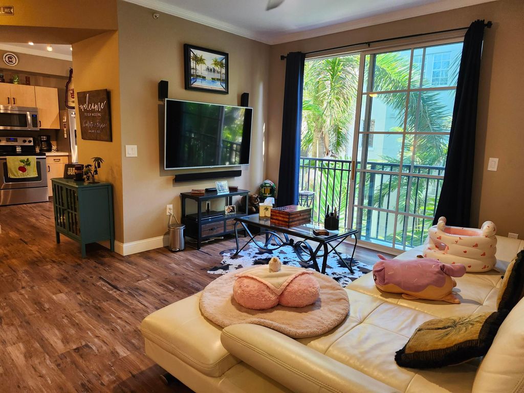 Photo of 533 NE 3rd Avenue #421, Fort Lauderdale, FL 33301 (MLS # B26020343)