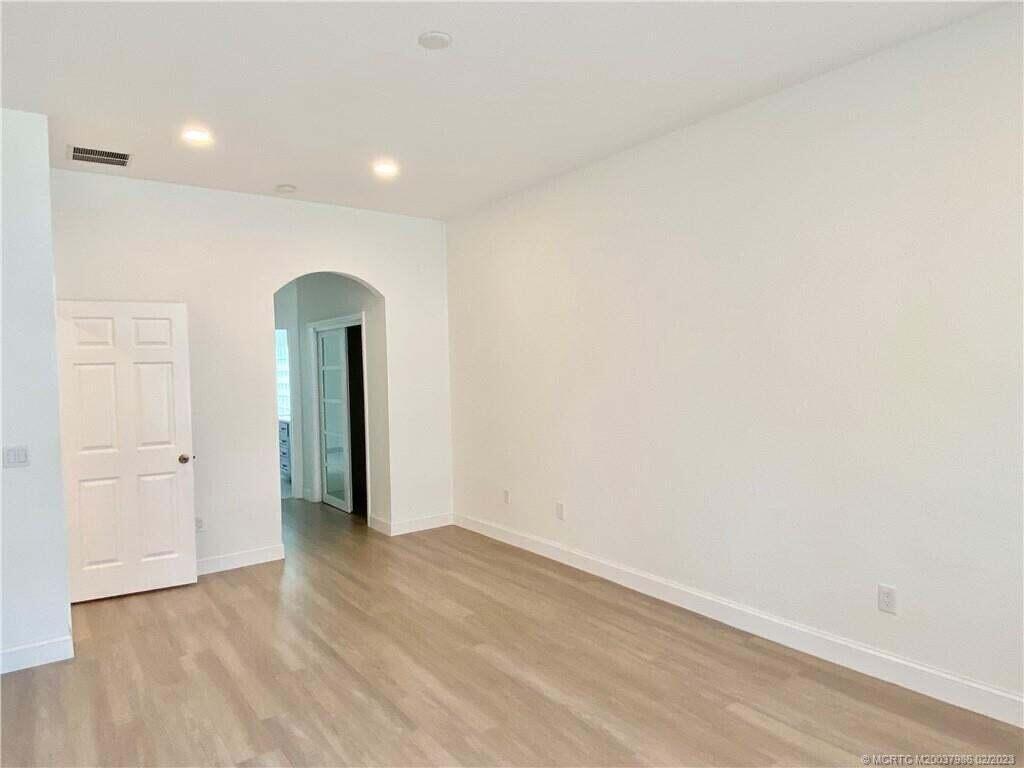 LAKE LUCIE ESTATES - Residential Lease