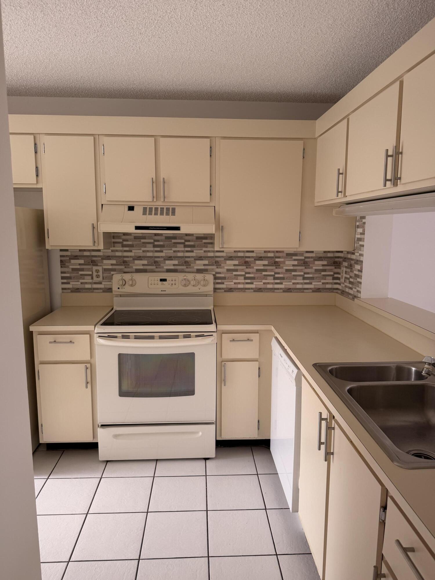 FOUNTAINVIEW @ spring LKS COND DECL FILED 3-1-90 - Residential Lease