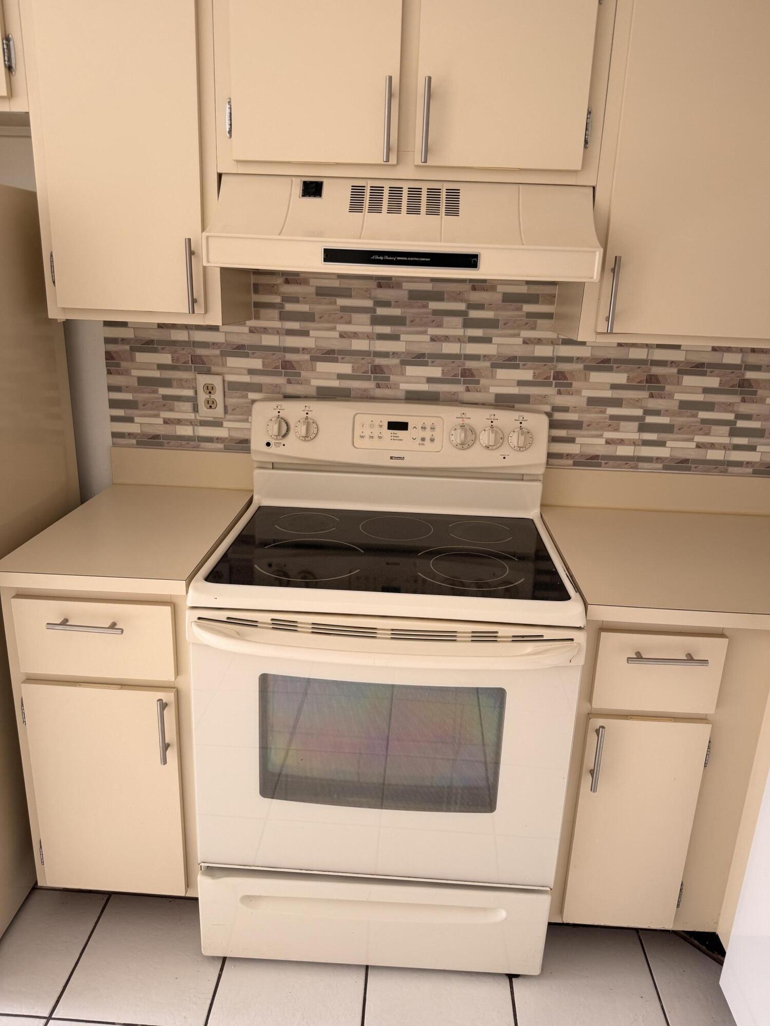 FOUNTAINVIEW @ spring LKS COND DECL FILED 3-1-90 - Residential Lease