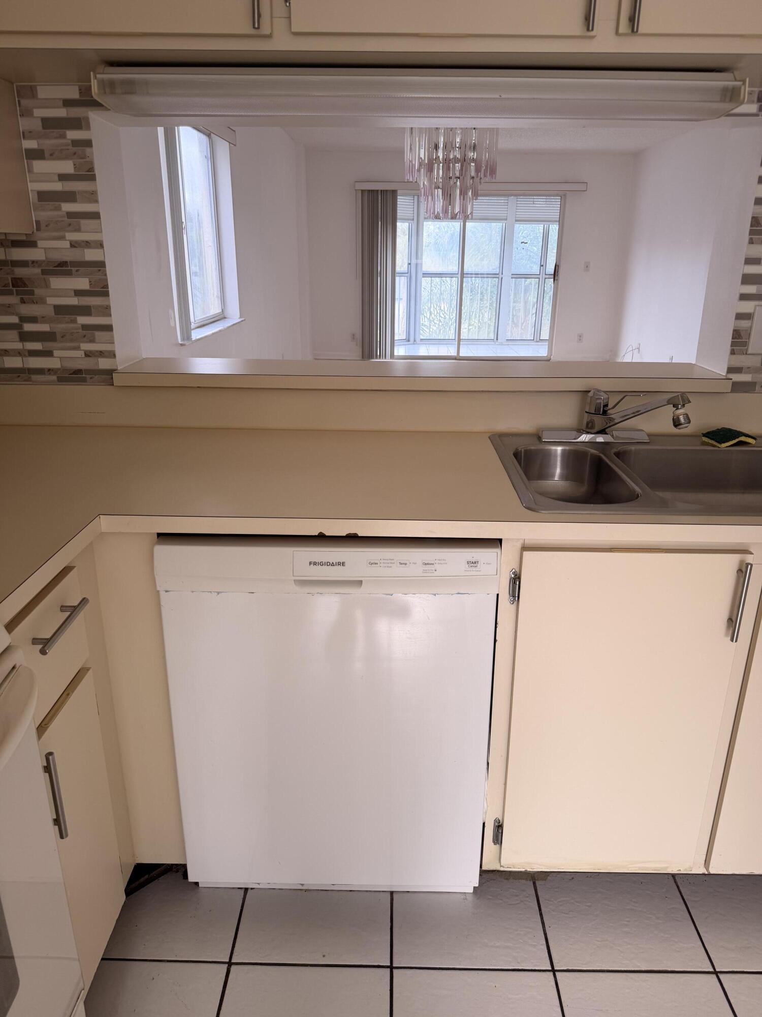 FOUNTAINVIEW @ spring LKS COND DECL FILED 3-1-90 - Residential Lease