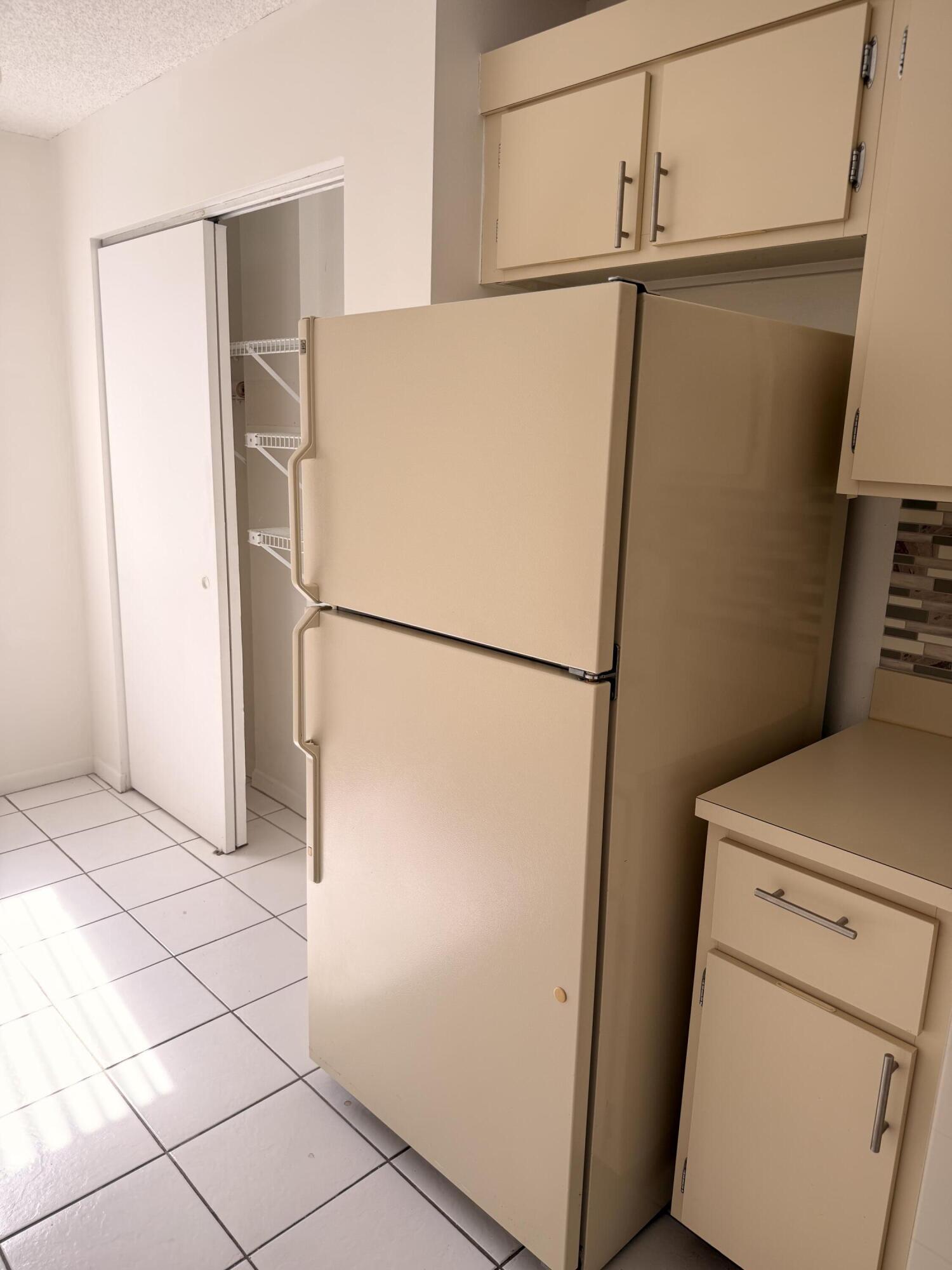 FOUNTAINVIEW @ spring LKS COND DECL FILED 3-1-90 - Residential Lease