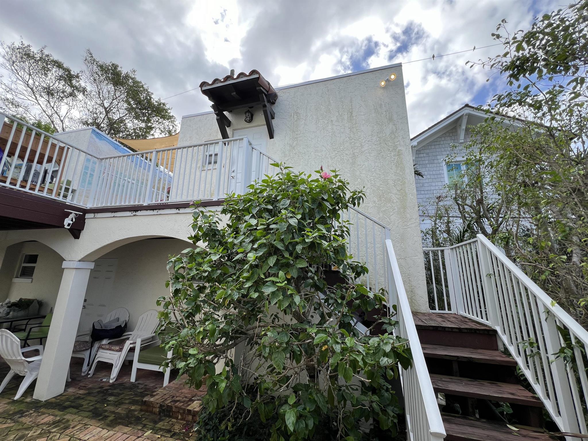 This cozy studio features split heat/air and stainless steel appliances, including dishwasher. Shared laundry on site. Upstairs unit. Located within one and one-half blocks from beach and Lake Trail along the Intracoastal. Walking distance to Publix, fine dining, entertainment, historic hotels, art galleries, upscale shopping districts such as Palm Beach's famous Worth Avenue and Royal Poinciana Plaza, and the Royal Poinciana Way Historic District. Open Patio, on site laundry, and off street permit parking. Rent Requirements: Credit Application, first + last mo. Rent + Security Deposit. Tenant pays: cable, electric.
