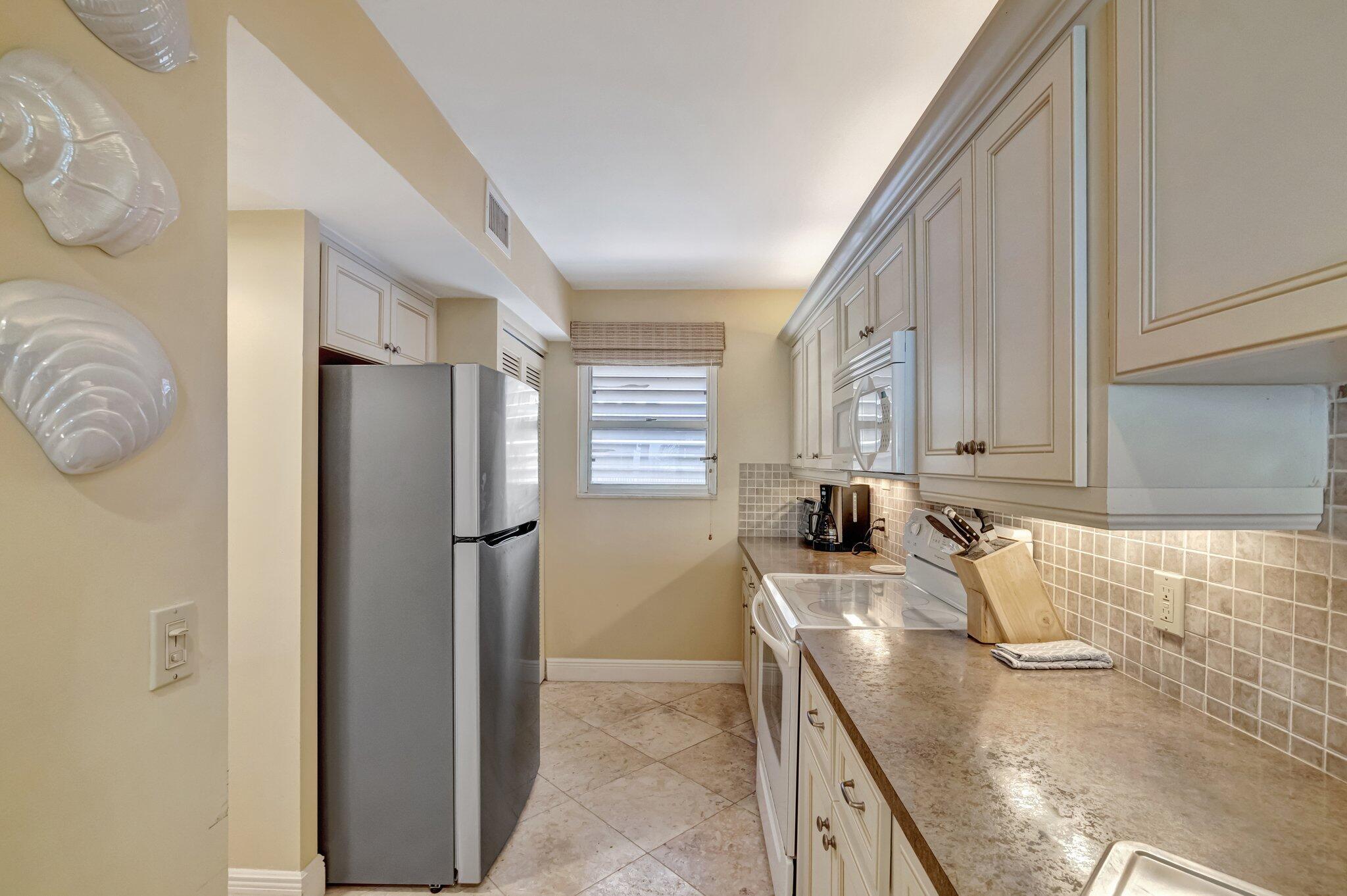 HUTCHINSON HOUSE CONDO - Residential