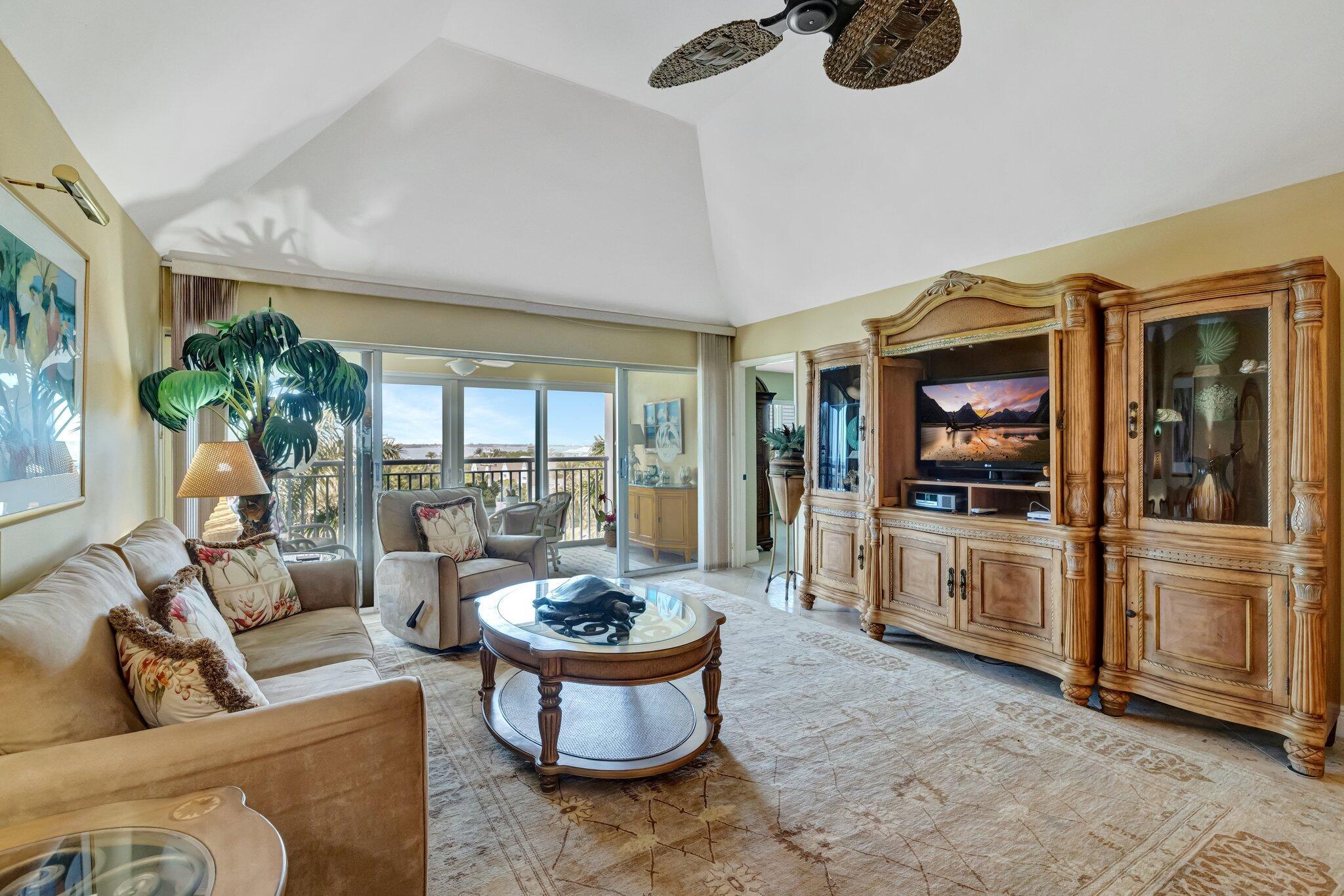 HUTCHINSON HOUSE CONDO - Residential