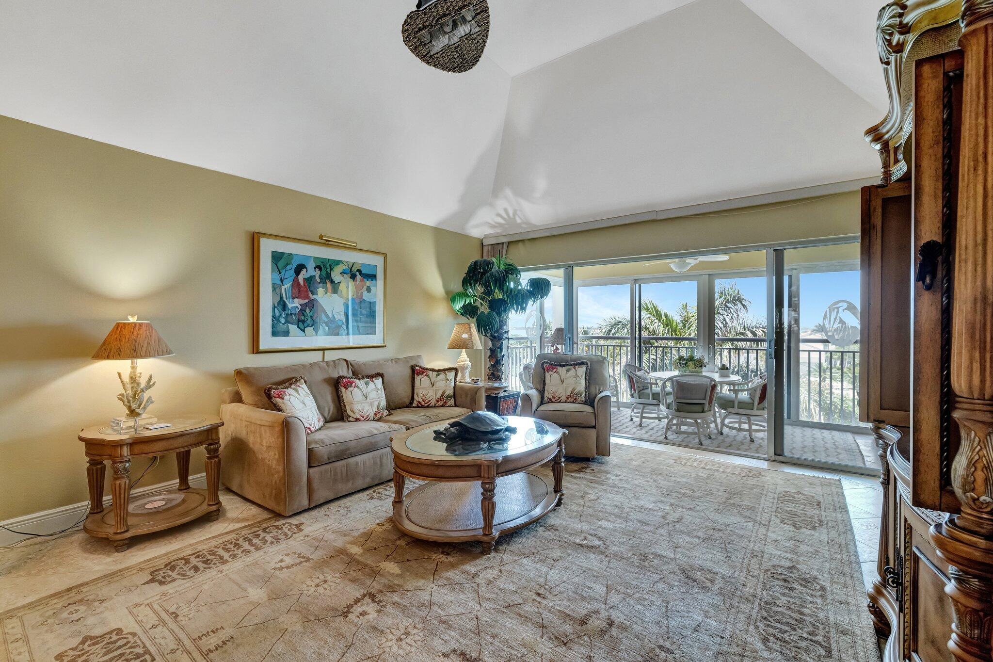 HUTCHINSON HOUSE CONDO - Residential