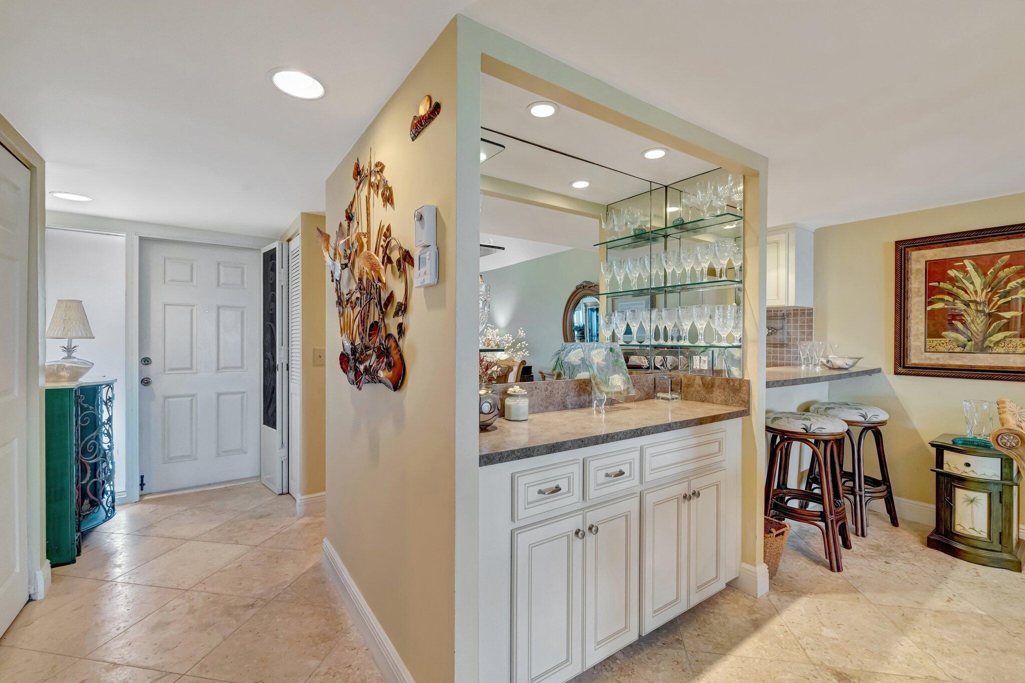 HUTCHINSON HOUSE CONDO - Residential