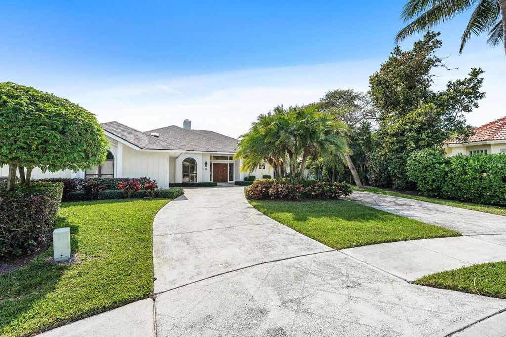 Photo of 11 Bayview Terrace, Tequesta, FL 33469 (MLS # R10966627)