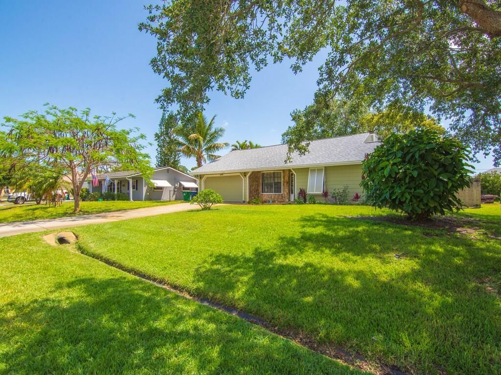 Photo of 437 Thomas Street, Sebastian, FL 32958 (MLS # R11082101)